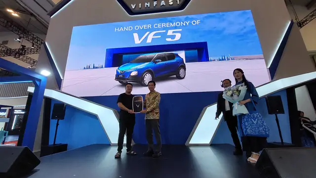 purerossi.com, Jakarta - VinFast Auto membuka penggung Gaikindo Jakarta Auto Week (GJAW) 2024 dengan menggelar prosesi serah terima unit mobil listrik VF5 kepada 10 orang konsumen. Acara ini disambut dengan antusias oleh konsumen.