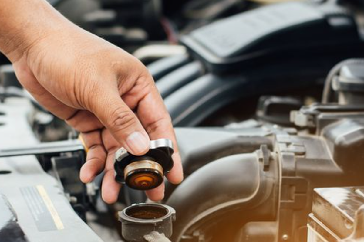 Coolant merupakan cairan khusus pendingin mesin pada mobil. Meski demikian, konsumen bisa saja menggunakan air biasa. Meski bisa, penggunaan air biasa tidak disarankan karena kandungannya justru dapat memicu masalah pada sistem pendingin.