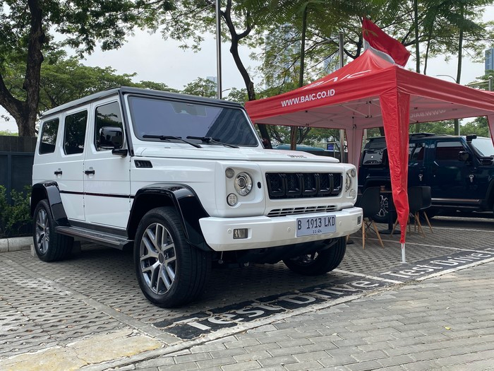 BAIC mengenalkan kembaran Mercedes-Benz G-Class di Indonesia. Begini tanggapan Mercy terkait mobil kembaran G-Class asal China itu.