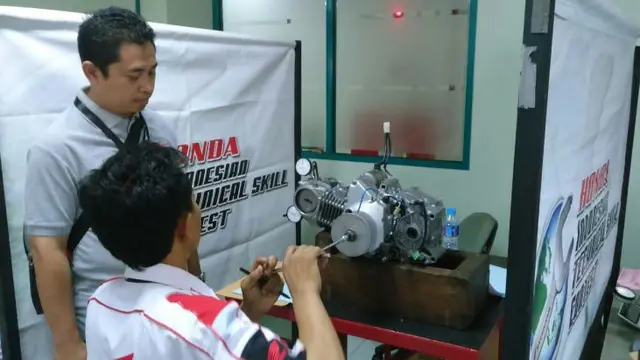 purerossi.com, Manila - Sederet persiapan telah dilakoni perwakilan mekanik Astra Honda Authorized Service Station (AHASS) yang akan adu skill di ajang Honda Asia & Oceania Motorcycle Technician Skill Contest (AOC) 2024 yang berlangsung pada 10-12 Desember 2024 di Honda Philippines Main Office Building, Batangas, Filipina.