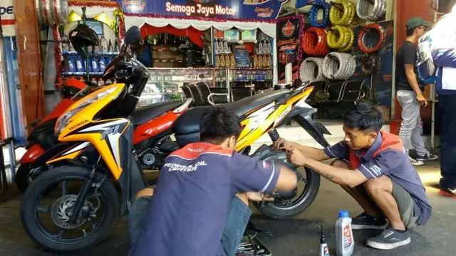 purerossi.com, Jakarta - Agar kinerja mesin tetap maksimal, hal yang mesti diperhatikan adalah dengan melakukan penggantian pelumas atau oli secara berkala. Dengan menggunakan oli yang tepat, motor yang digunakan pun akan terjaga dan makin nyaman saat digunakan.