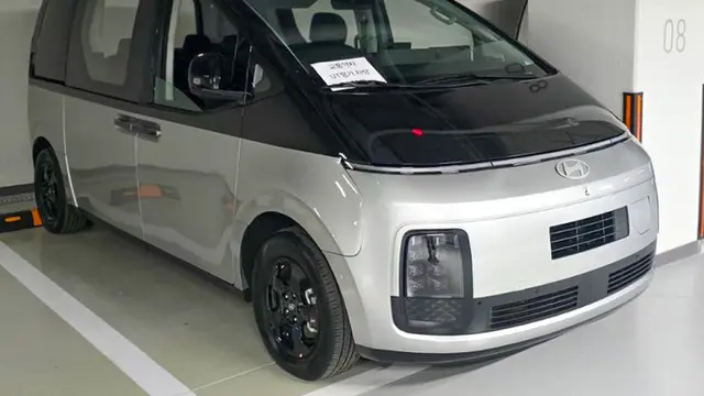 purerossi.com, Jakarta - Hyundai sepertinya tengah mempersiapkan Staria versi listrik. Bahkan, minivan mewah yang akan menggunakan tenaga baterai ini, sudah terlihat untuk pertama kalinya di depan publik tanpa tertutup kamuflase.