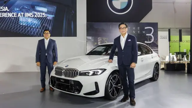 purerossi.com, Jakarta - BMW Group Indonesia turut hadir di Indonesia International Motor Show (IIMS) 2025. Jenama asal Jerman ini, juga meluncurkan sedan sporty legendaris, BMW 320i M Sport dan rangkaian kendaraan-kendaraan terbaru.