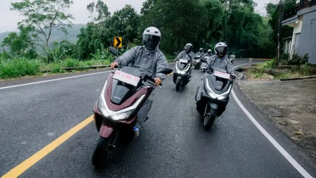 purerossi.com, Jakarta - PT Astra Honda Motor (AHM) mengajak para jurnalis otomotif dari berbagai media nasional, untuk mencoba skuter matik terbarunya, new PCX 160 RoadSync langsung di Bali.