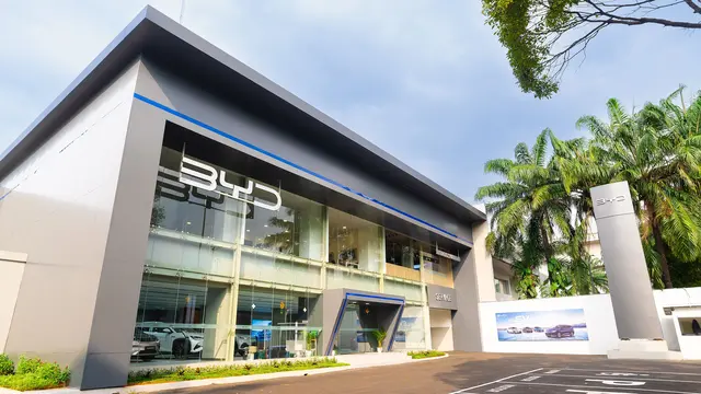 purerossi.com, Jakarta - BYD Indonesia semakin memperkuat kehadirannya di pasar otomotif Tanah Air dengan meresmikan dua dealer baru, yakni BYD Harmony Kuningan dan BYD Harmony Bekasi. Peresmian kedua dealer ini menjadi bukti nyata komitmen BYD untuk menghadirkan solusi kendaraan listrik yang lebih mudah diakses oleh masyarakat Jakarta dan sekitarnya.