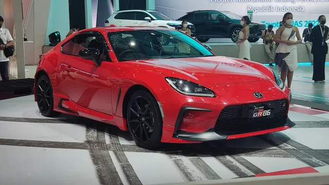 purerossi.com, Jakarta - Toyota dikabarkan tengah mengerjakan generasi baru dari mobil sport andalannya, GR86. Berbeda dengan model sebelumnya, yang dikembangkan bersama Subaru, dengan versi BRZ, kini GR86 anyar ini akan dikembangkan sendiri oleh Toyota.