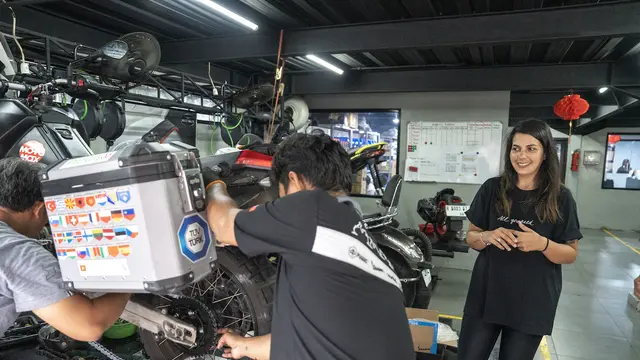 purerossi.com, Jakarta - Meninggalkan rutinitas demi mengejar petualangan adalah pilihan berani. Namun, bagi Gülşah Merve Yüksel, kreator konten sekaligus rider perempuan asal Turki, keputusan itu mengantarkannya pada perjalanan luar biasa.