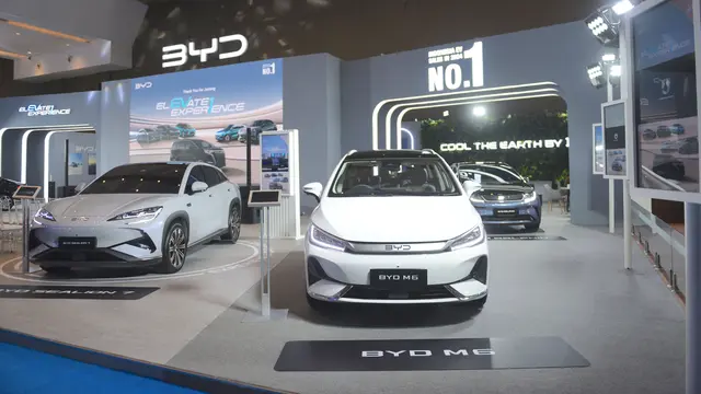 purerossi.com, Jakarta - PT BYD Motor Indonesia turut meramaikan gelaran Periklindo Electric Vehicle Show (PEVS) 2025 yang berlangsung pada 29 April hingga 4 Mei 2025 di JIExpo Kemayoran, Jakarta. Menempati booth seluas 800 m² di Hall B3, BYD menghadirkan seluruh lini produk unggulannya termasuk sub-brand premiumnya, DENZA.