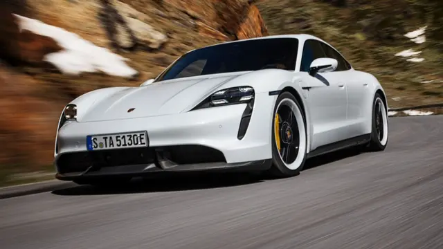 Porsche dikabarkan tengah mempertimbangkan untuk menghidupkan kembali model legendaris 911 Flachbau, sebuah ikon yang pernah menjadi simbol kecepatan dan keunikan di dunia otomotif.