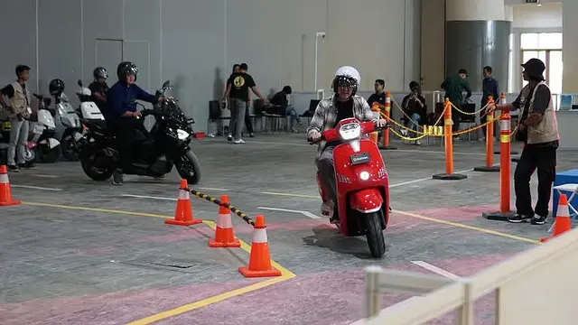 purerossi.com, Jakarta - Gelaran Periklindo Electric Vehicle Show (PEVS) 2025 masih berlangsung hingga Minggu (4 Mei 2025) di JIExpo Kemayoran, Jakarta. Tak cuma mobil, di sini juga tersedia ragam motor listrik.