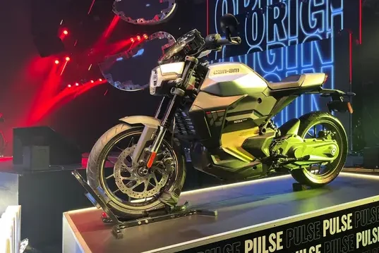 purerossi.com, Jakarta - Sea-Doo Can-Am Indonesia resmi meramaikan segmen kendaraan listrik Tanah Air dengan merilis motor listrik Can-Am Pulse dan Origin. Kedua model ini memiliki karakter berkendara yang berbeda dan boleh dikatakan bukan untuk kaum mendang-mending.