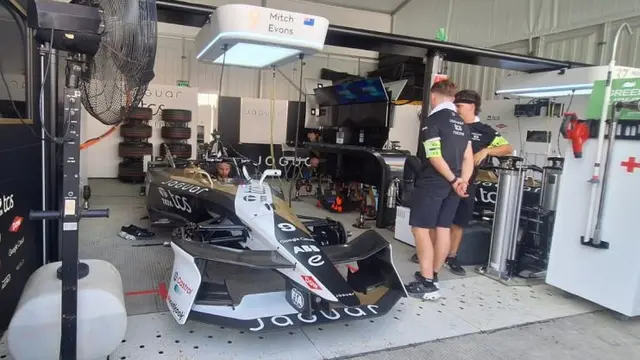 Jakarta, Indonesia – Kejuaraan dunia Formula E semakin menarik perhatian penggemar otomotif dan olahraga listrik di seluruh dunia. Salah satu tim yang paling dinantikan penampilannya adalah Jaguar TCS Racing, yang datang ke ajang bergengsi ini dengan penuh percaya diri dan semangat kompetitif. Kehadiran mereka di Jakarta bukan hanya sebagai peserta, tetapi juga sebagai simbol komitmen terhadap masa depan mobil listrik dan keberlanjutan.