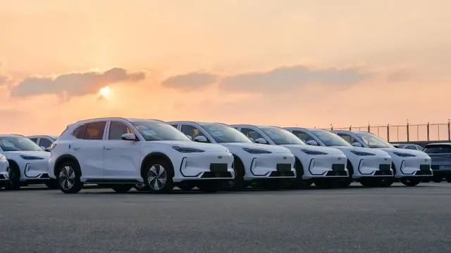 Berita tentang lonjakan penjualan kendaraan listrik (EV) yang dialami oleh Geely menjadi sorotan utama di industri otomotif global. Peningkatan penjualan ini tidak hanya menunjukkan tren pertumbuhan kendaraan ramah lingkungan, tetapi juga mencerminkan keberhasilan strategi bisnis dan inovasi teknologi yang dilakukan oleh perusahaan asal Tiongkok tersebut.