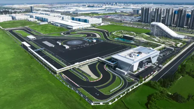 purerossi.com, Jakarta - BYD resmi membuka sirkuit segala medan (all-terrain race track) pertamanya di Zhengzhou, Tiongkok, pada 14 Agustus 2025. Fasilitas dengan lahan seluas 150.000 meter persegi itu dibangun dengan investasi besar mencapai 5 miliar yuan atau setara Rp 11 triliun.