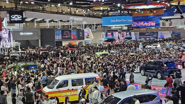 Penjualan mobil di Indonesia selama Juli 2025 menunjukkan tren yang relatif stabil dengan kenaikan tipis jika dibandingkan bulan sebelumnya. Meskipun pasar otomotif secara umum menunjukkan pertumbuhan, peningkatan penjualan di bulan tersebut masih belum signifikan dan diduga dipengaruhi oleh berbagai faktor, termasuk pengaruh pameran otomotif besar seperti GIIAS 2025.