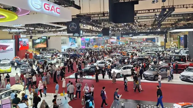 Gabungan Industri Kendaraan Bermotor Indonesia (Gaikindo) mengungkapkan rencana untuk merevisi target penjualan mobil nasional di tengah kondisi pasar otomotif yang sedang lesu. Kebijakan ini diambil sebagai langkah strategis untuk menyesuaikan dengan realitas ekonomi dan dinamika pasar yang belum pulih sepenuhnya pasca pandemi COVID-19.
