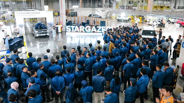 Dalam upaya memperkuat posisi di pasar otomotif Indonesia, Hyundai secara resmi memulai produksi lokal untuk varian Stargazer Cartenz dan Stargazer Cartenz X. Langkah ini menandai komitmen Hyundai dalam mendekatkan produknya kepada konsumen Indonesia sekaligus meningkatkan daya saing dengan merek-merek lain di segmen SUV dan MPV yang terus berkembang pesat.