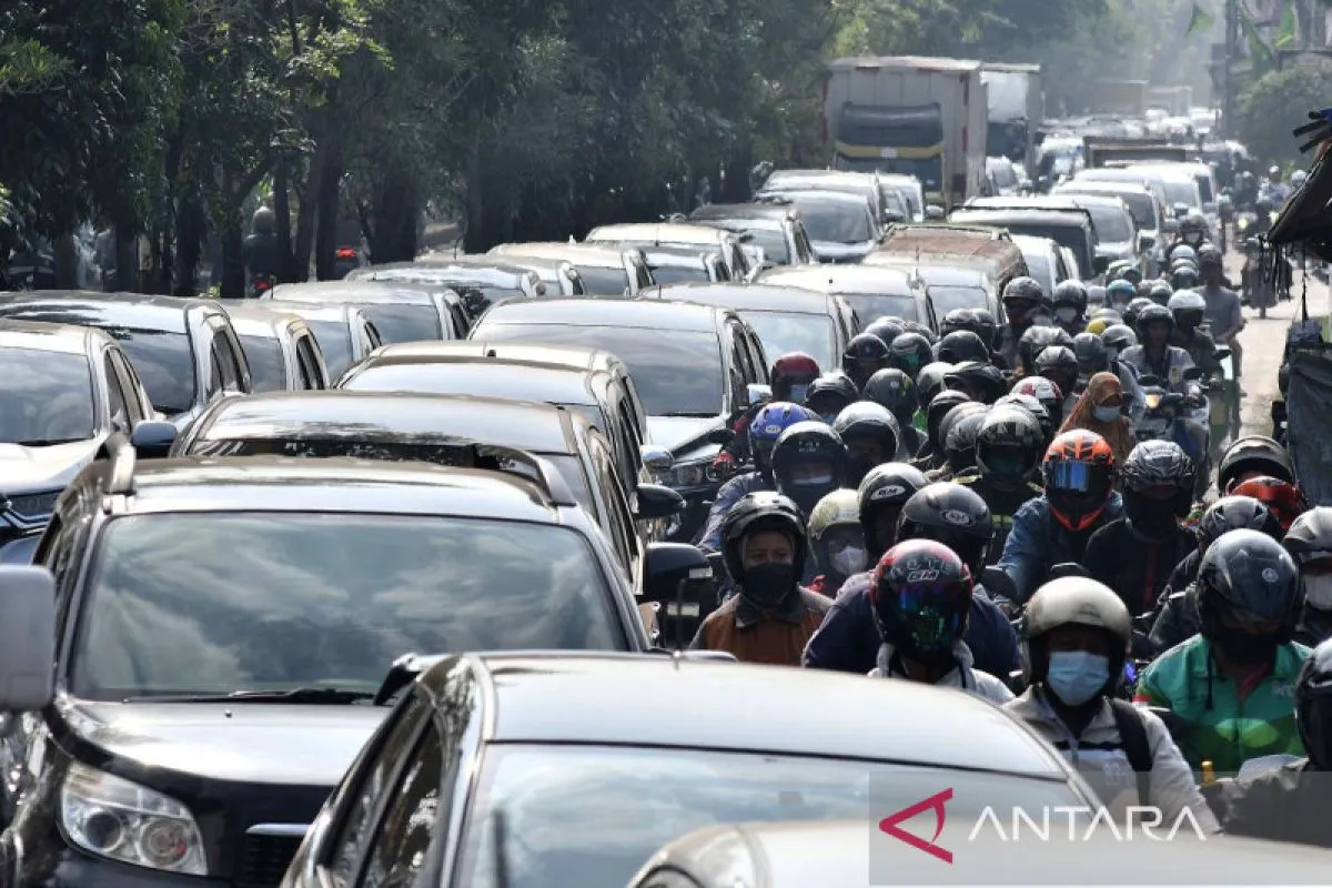 Jakarta - Training Director Safety Defensive Consultant Indonesia (SDCI) Sony Susmana menyarankan para pengemudi kendaraan roda empat tetap berada di dalam mobil ketika terjadi gempa bumi dan dalam kondisi terjebak macet.