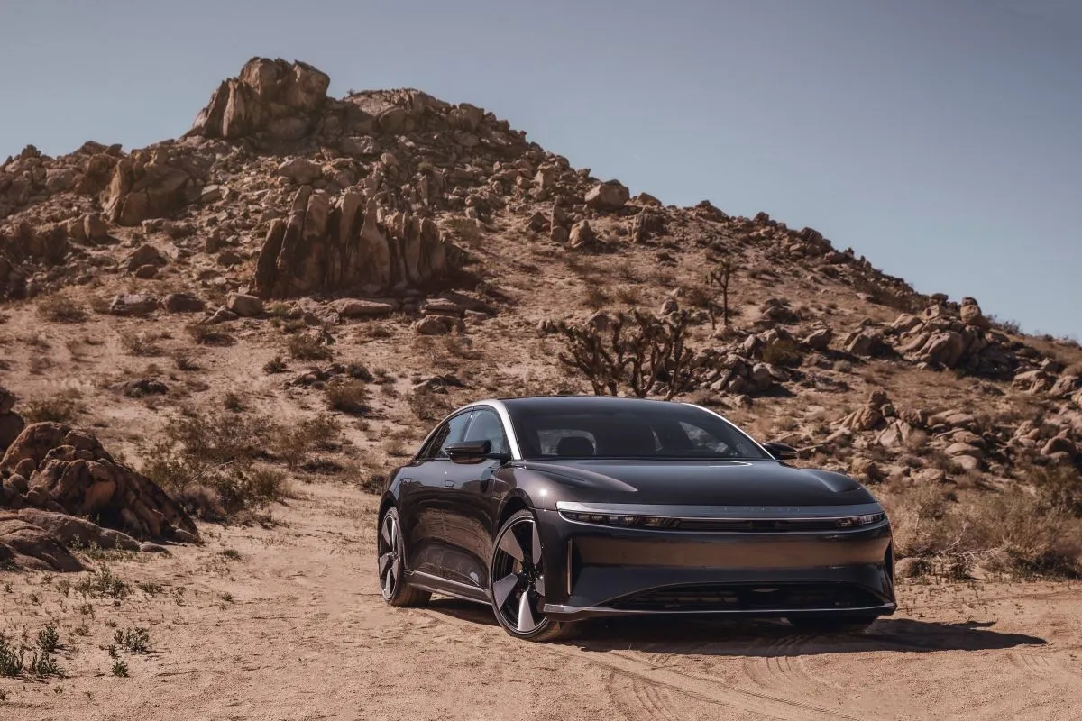 Baterai kendaraan listrik (EV) buatan Samsung baru saja mencatatkan pencapaian luar biasa dengan memecahkan rekor dunia untuk jarak tempuh terjauh yang pernah dicapai oleh baterai EV. Prestasi ini menandai langkah besar dalam pengembangan teknologi energi bersih dan mobilitas berkelanjutan, serta memperkuat posisi Samsung sebagai pemimpin dalam inovasi baterai lithium-ion.