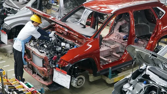 Dalam upaya mendukung dan memperkuat industri otomotif nasional, Toyota Indonesia terus menjalin kemitraan strategis dengan pemasok lokal sebagai bagian dari komitmennya terhadap pengembangan industri dalam negeri. Langkah ini tidak hanya meningkatkan efisiensi dan kualitas produk, tetapi juga memberikan dampak positif terhadap pertumbuhan ekonomi nasional dan penciptaan lapangan kerja.