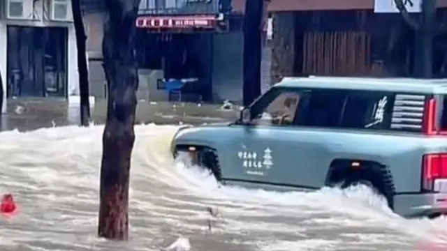 Dalam beberapa hari terakhir, kawasan pesisir di Asia Tenggara menghadapi hantaman dahsyat dari topan Ragasa yang menyebabkan banjir besar dan kerusakan luas. Di tengah kondisi yang penuh tantangan tersebut, muncul sebuah kisah menarik terkait kendaraan listrik terbaru dari BYD, yakni BYD Yangwang U8.
