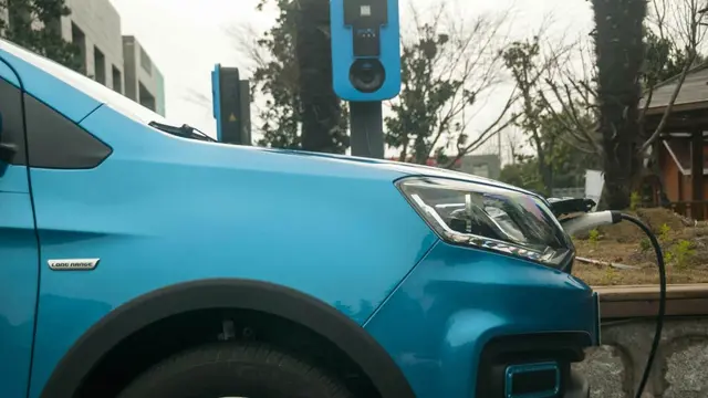 China, sebagai salah satu produsen mobil listrik terbesar di dunia, kembali mengukuhkan posisinya melalui regulasi baru yang akan berlaku mulai tahun 2026. Pemerintah China mengumumkan bahwa semua perusahaan yang ingin mengekspor mobil listrik harus memperoleh izin resmi dari otoritas terkait.