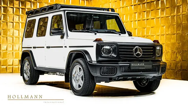 Mercedes-Benz G-Class atau dikenal juga sebagai G-Wagon merupakan salah satu ikon kendaraan SUV premium yang telah dikenal dunia selama puluhan tahun. Model ini terkenal akan desain kotak khas yang gagah dan durabilitasnya yang luar biasa, menjadikannya pilihan favorit bagi mereka yang mencari kendaraan tangguh sekaligus bergengsi.