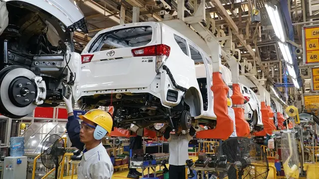Toyota Indonesia semakin menunjukkan komitmennya untuk memperkuat posisinya di industri otomotif global dengan rencana ambisius mencapai ekspor sebanyak 3 juta unit kendaraan. Langkah strategis ini tidak hanya akan memperluas pangsa pasar perusahaan, tetapi juga meningkatkan daya saing industri otomotif nasional secara keseluruhan.